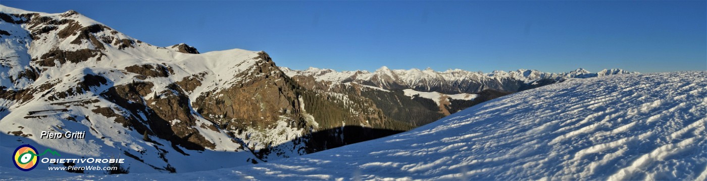 72 Dal primo dosso dei Piani dell'Avaro vista verso le Baite della croce e il Collino, appena salito.jpg